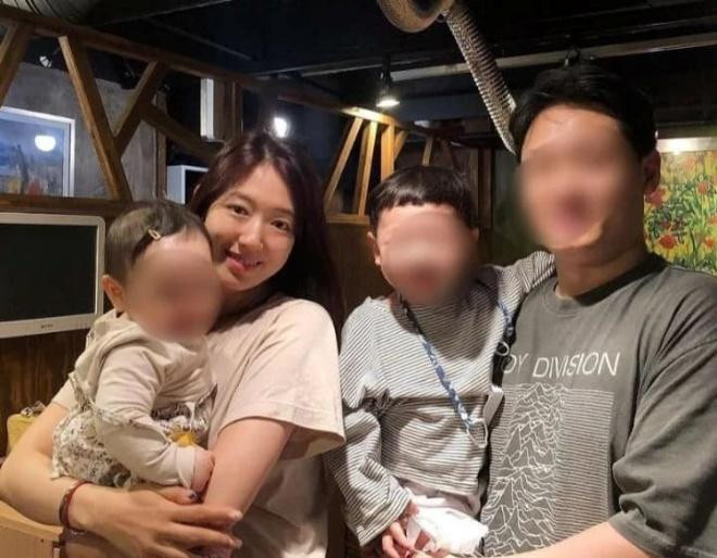 Gương mặt của Park Shin Hye tròn trịa hơn khi mang thai.