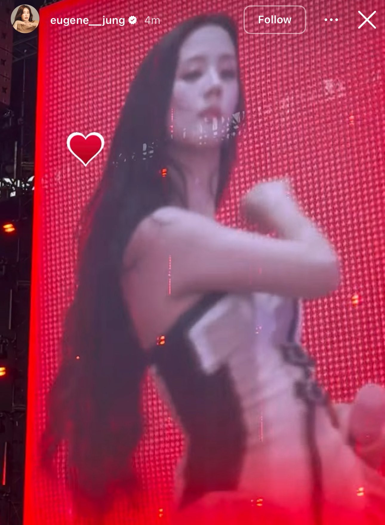 Hai bạn diễn của Jisoo trong Boyfriend on Demand và Snowdrop check-in trên Story Instagram đang ở Sân vận động Goyang như một lời "điểm danh" đã có mặt. Trước đó, ở đêm 1 (ngày 5/7), fan bắt gặp Lee Min Ho ở khán đài.