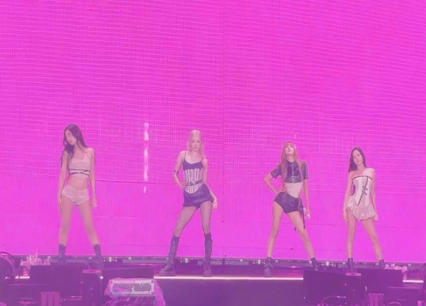 Khoảnh khắc 4 nữ thần tượng xuất hiện cùng nhau trên sân khấu khiến nhiều fan vỡ òa vì hạnh phúc. Khoảnh khắc 4 nữ thần tượng xuất hiện cùng nhau trên sân khấu khiến nhiều fan vỡ òa vì hạnh phúc.