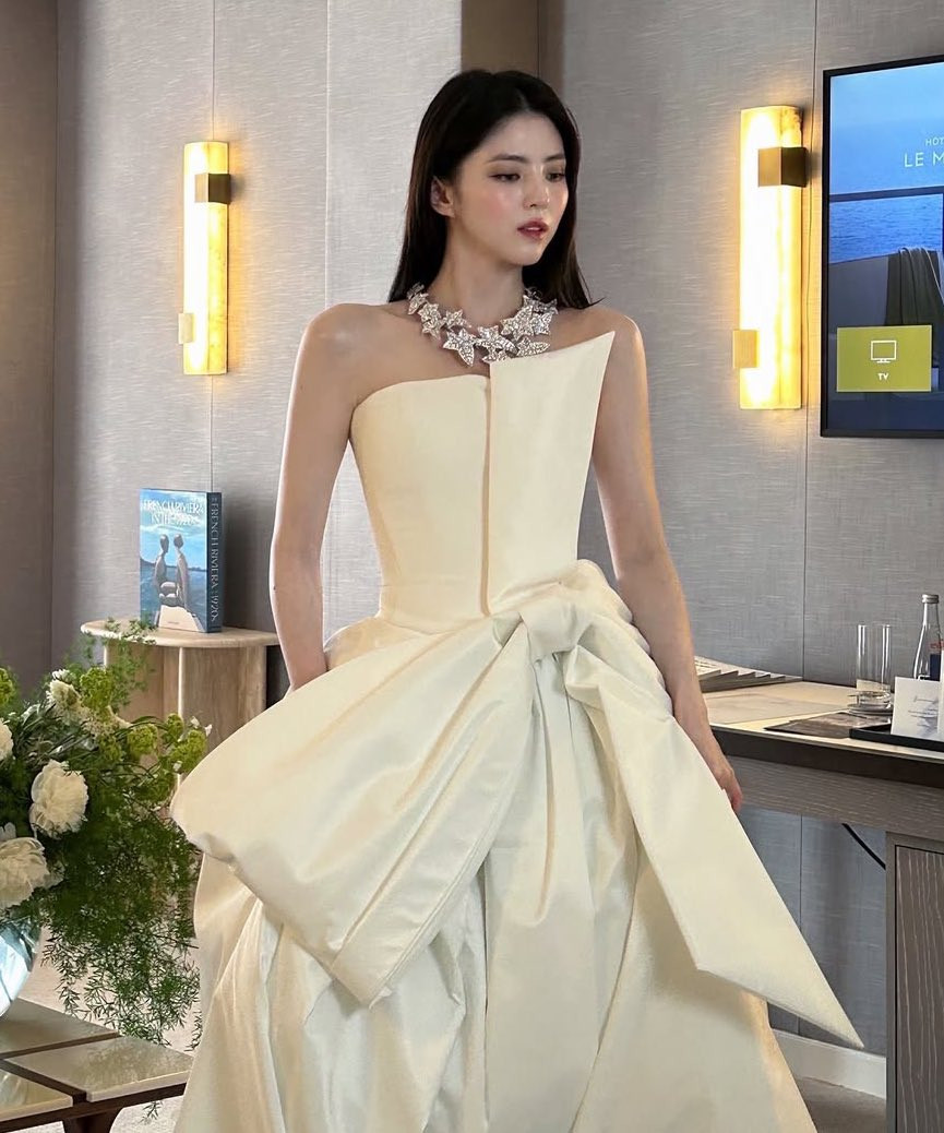 Kiểu tóc xõa thẳng đơn giản được Han So Hee "cân đẹp".