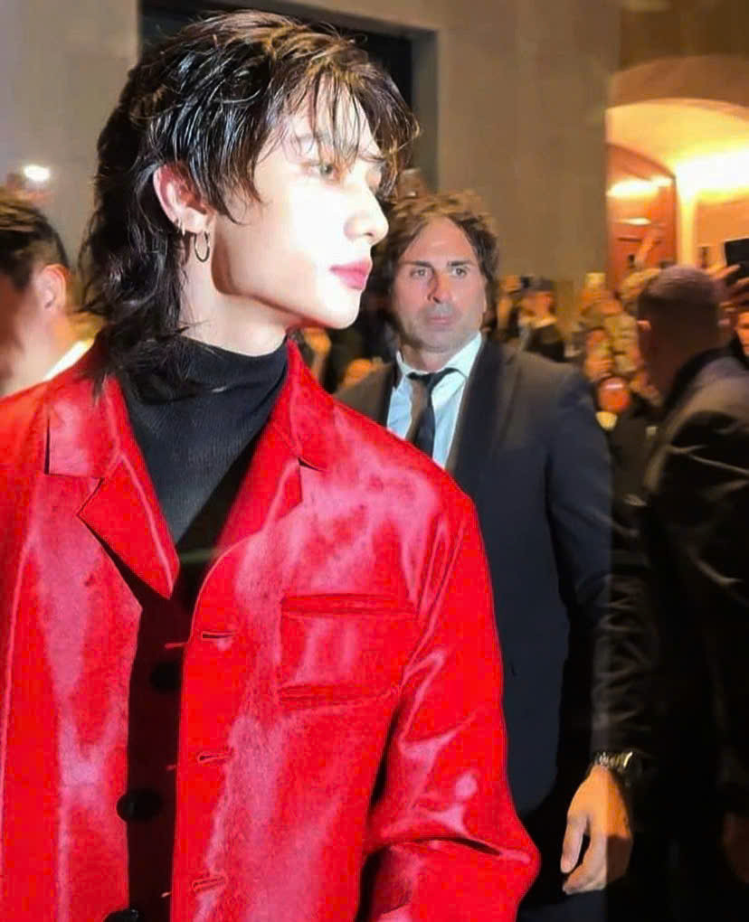 Phong thái lịch lãm cùng khí chất ngôi sao của nam ca sĩ sinh năm 2000.