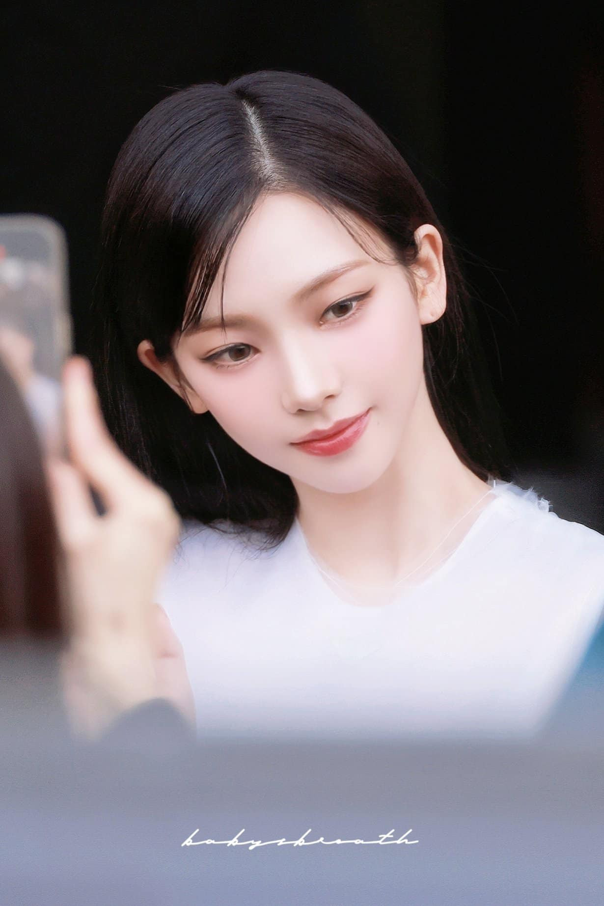 Bức ảnh do fansite của cô nàng chụp nhanh chóng nhận được lượt tương tác &quot;khủng&quot; trên mạng xã hội. Nhan sắc siêu thực tựa nhân vật ảo của Karina tiếp tục khiến netizen phải trầm trồ. - Nguồn ảnh: babysbreath1188