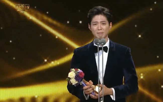 Park Bo Gum không kìm được xúc động khi nhận giải thưởng cao nhất tại KBS Drama Awards 2016. Park Bo Gum không kìm được xúc động khi nhận giải thưởng cao nhất tại KBS Drama Awards 2016.