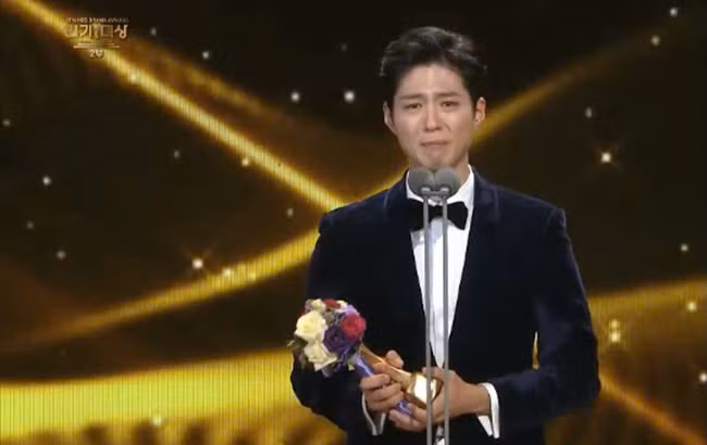 Park Bo Gum không kìm được xúc động khi nhận giải thưởng cao nhất tại KBS Drama Awards 2016.