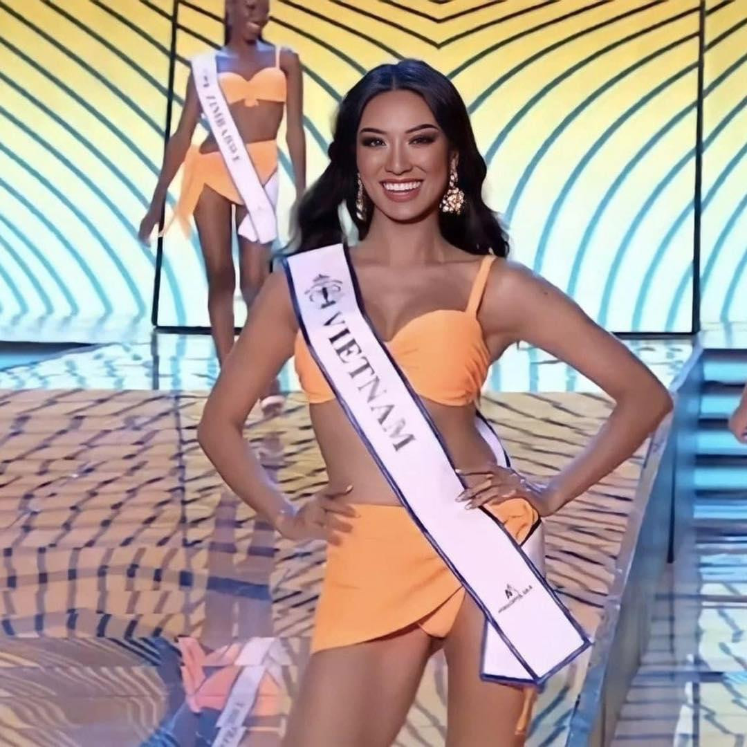 Tại đêm Chung kết, Kim Duyên lần lượt trải qua các phần trình diễn trang phục dân tộc, áo tắm, dạ hội, hùng biện, ứng xử.