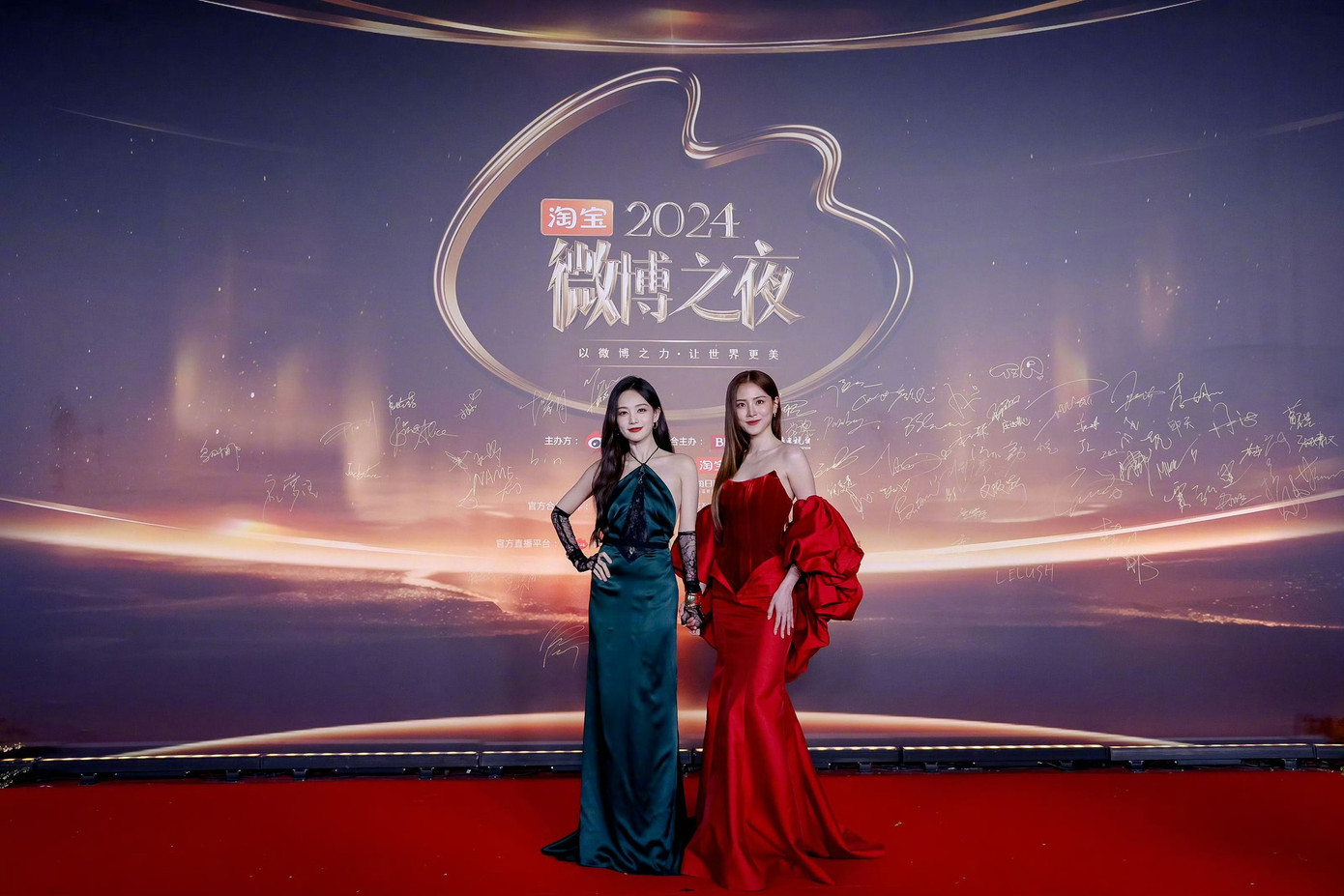 Hai sao nữ nắm tay bước vào nơi diễn ra sự kiện, nhan sắc của cả hai đều được đánh giá cao: "Một xanh một đỏ, một chín một mười sáng bừng thảm đỏ". Hai sao nữ nắm tay bước vào nơi diễn ra sự kiện, nhan sắc của cả hai đều được đánh giá cao: "Một xanh một đỏ, một chín một mười sáng bừng thảm đỏ".