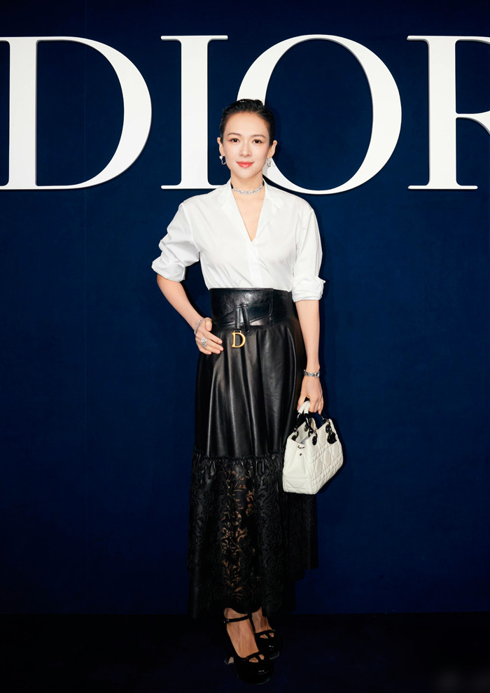 Ở tuổi tứ tuần, nhan sắc của Chương Tử Di ngày càng sắc sảo, thanh lịch hơn. Cách phối đồ đơn giản, nhưng vẫn tôn được vóc dáng mảnh mai và khí chất thanh lịch của nữ diễn viên. Ở tuổi tứ tuần, nhan sắc của Chương Tử Di ngày càng sắc sảo, thanh lịch hơn. Cách phối đồ đơn giản, nhưng vẫn tôn được vóc dáng mảnh mai và khí chất thanh lịch của nữ diễn viên.