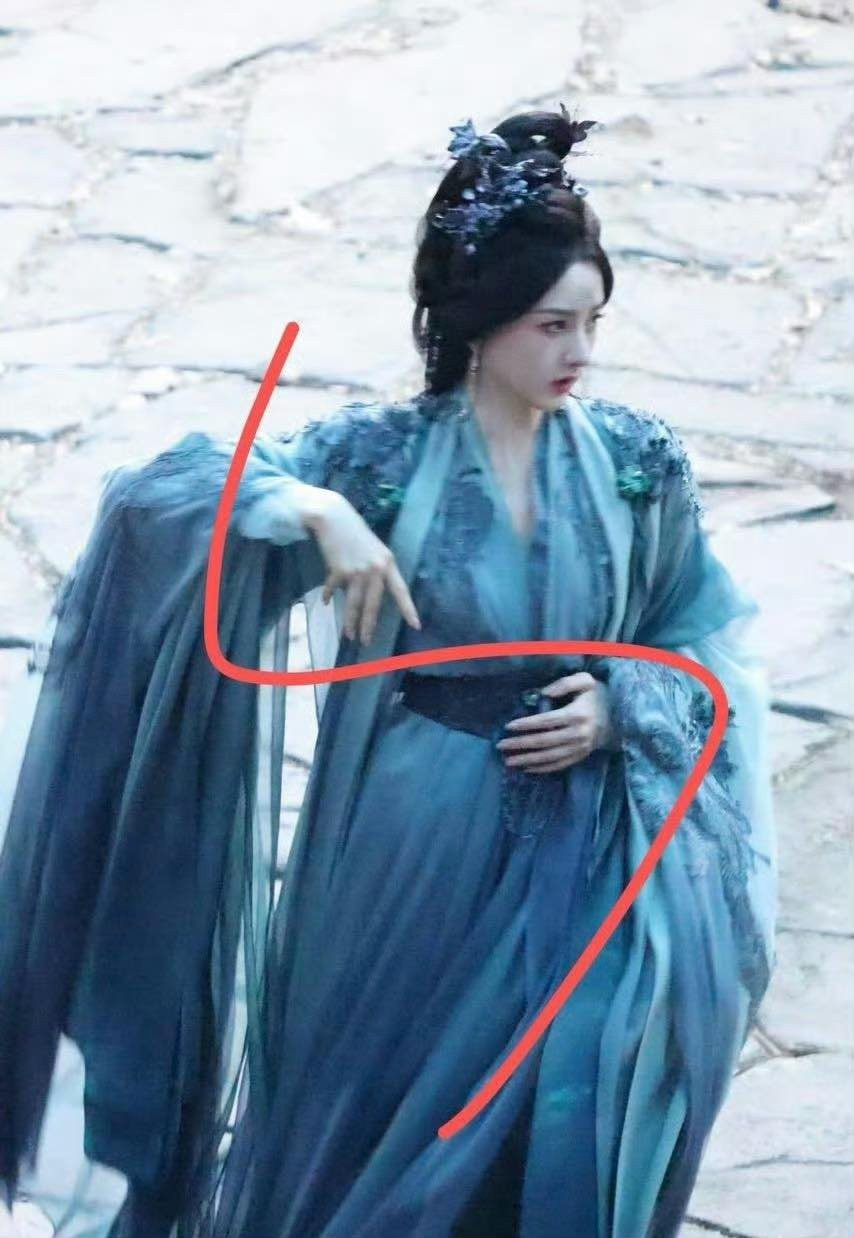 Ngay khi những hình ảnh này được đăng tải, nữ diễn viên lập tức leo thẳng Top 1 Hot search bảng giải trí trên Weibo.