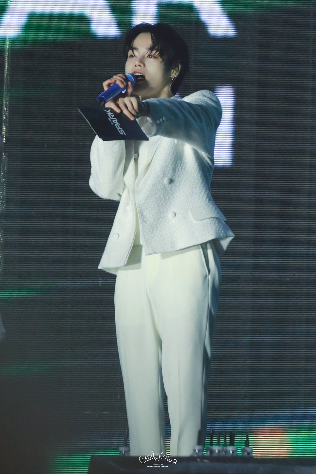 Nam ca sĩ trong trang phục trắng tinh khôi được ví như bạch mã hoàng tử khi làm MC.