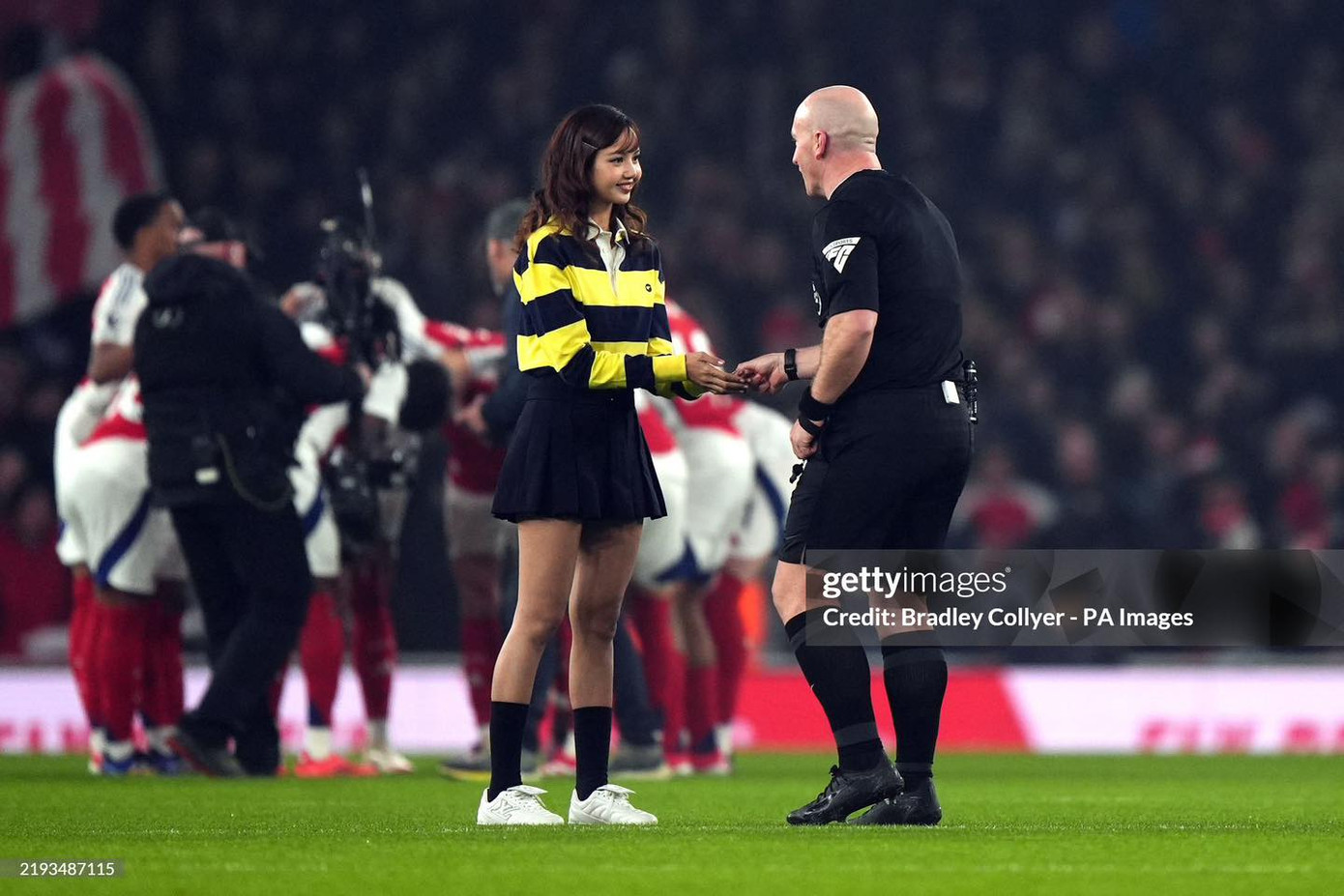 Cô nàng chào hỏi trọng tài trước khi đưa đồng xu. - Nguồn ảnh: gettyimages