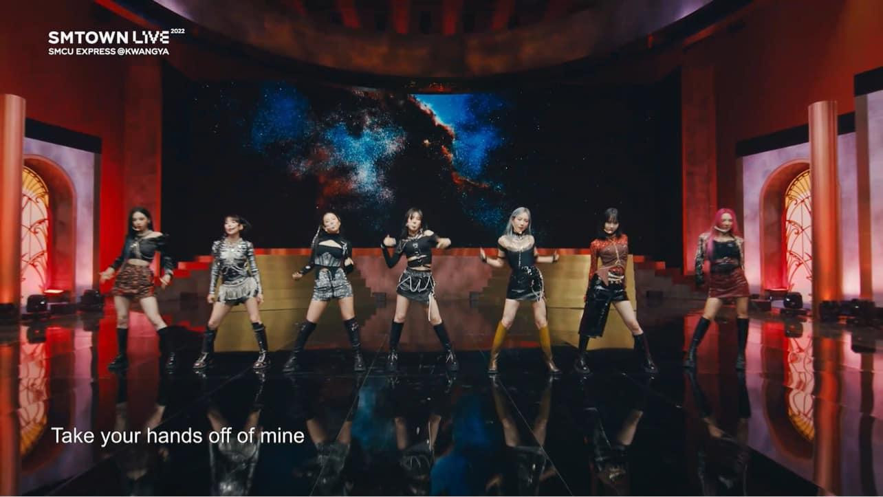 Tổ hợp gây bão ngay khi được giới thiệu Girls On Top chính thức ra mắt khán giả qua ca khúc Step Back.