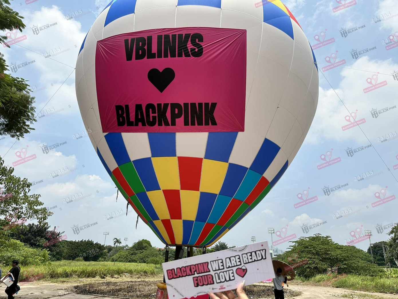 Cận cảnh khinh khí cầu khổng lồ cùng banner chào đón BLACKPINK. Cận cảnh khinh khí cầu khổng lồ cùng banner chào đón BLACKPINK.