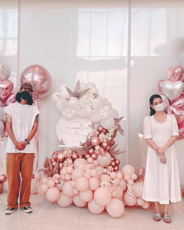 Bạn trai và bạn thân của Tangmo Nida tại tang lễ. Bạn trai và bạn thân của Tangmo Nida tại tang lễ.