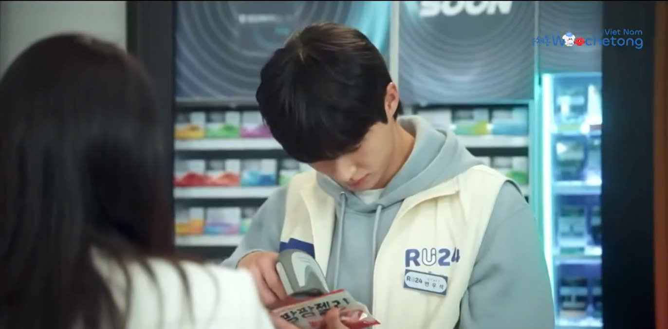 Vì ngày đầu đi làm nên nhân viên Byeon Woo Seok vẫn còn chưa thạo việc. Vì ngày đầu đi làm nên nhân viên Byeon Woo Seok vẫn còn chưa thạo việc.