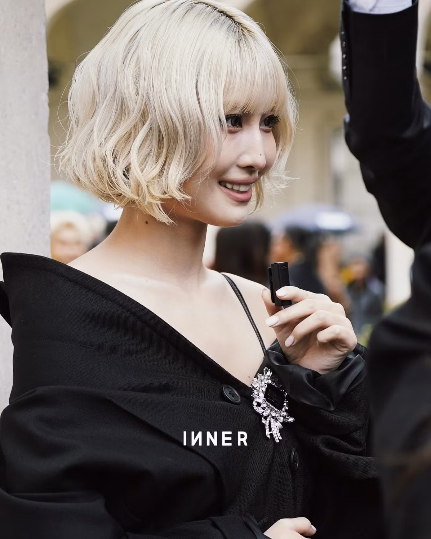Momo thu hút mọi ánh nhìn khi xuất hiện tại Milan Fashion Week. - Nguồn ảnh: INNER