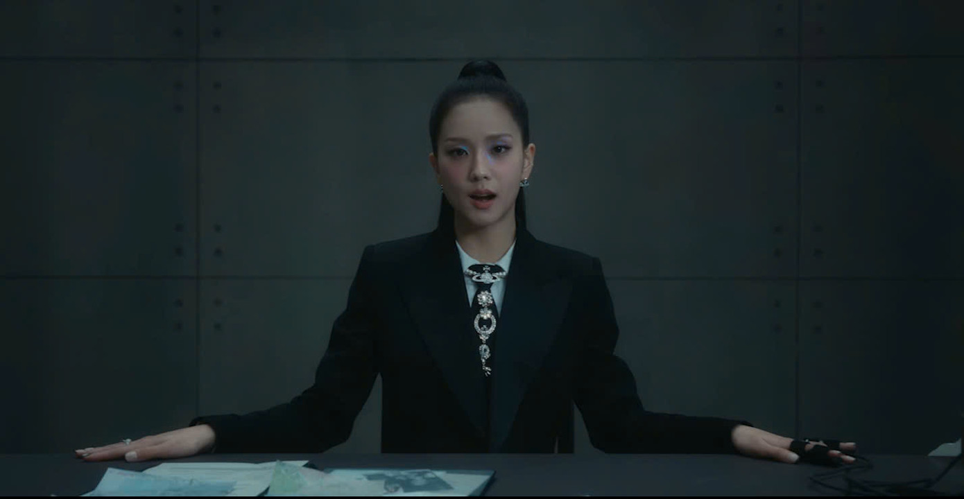 Mỗi lần chuyển cảnh là mỗi lần Jisoo khiến người xem xuýt xoa vì tạo hình mới xinh đẹp.