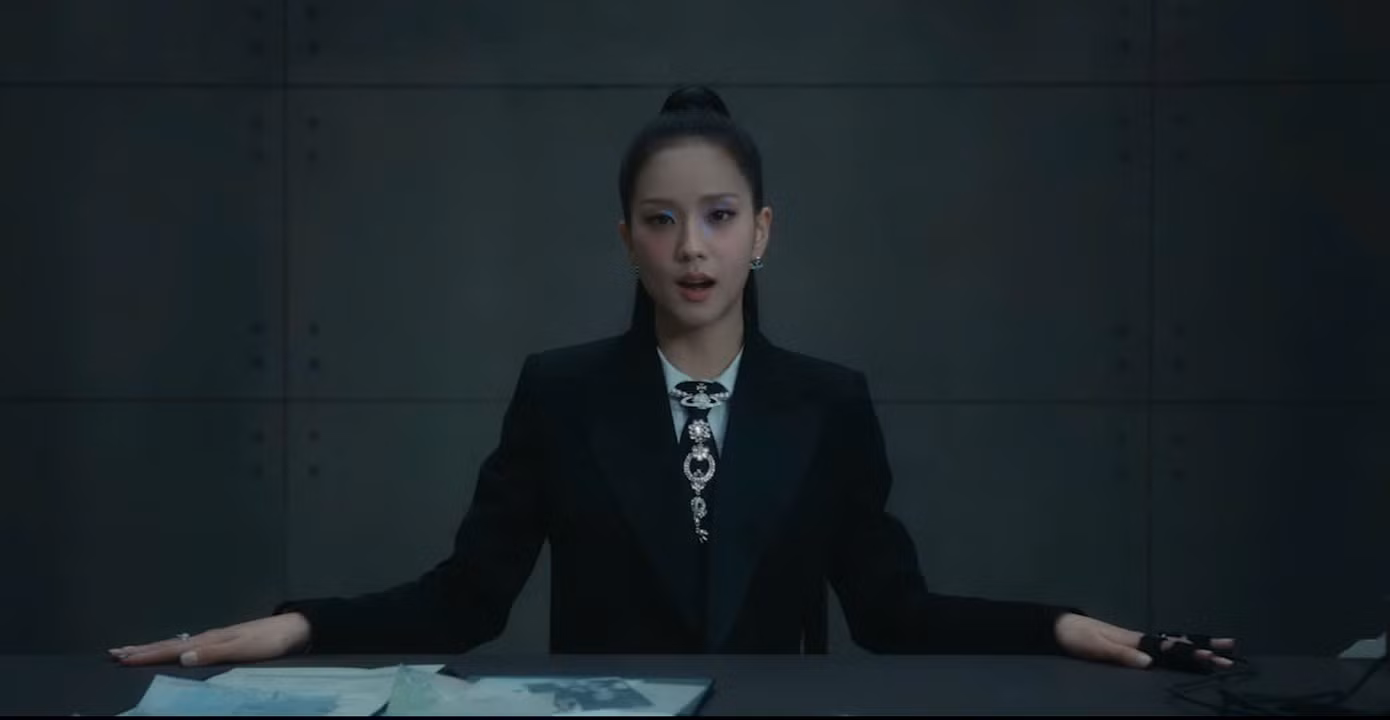 Mỗi lần chuyển cảnh là mỗi lần Jisoo khiến người xem xuýt xoa vì tạo hình mới xinh đẹp.