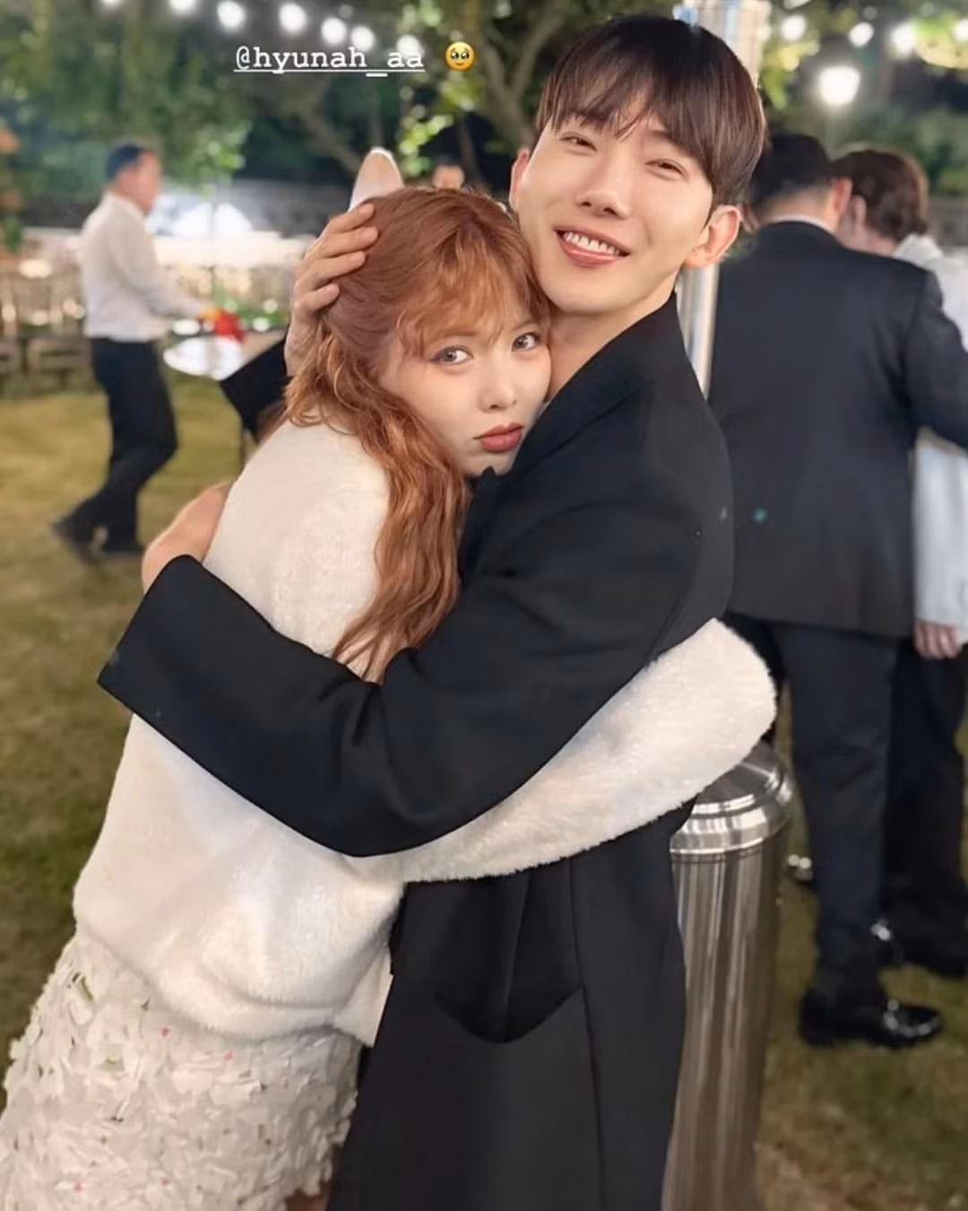 Jo Kwon (2AM) ôm HyunA thân thiết tại buổi lễ. Jo Kwon (2AM) ôm HyunA thân thiết tại buổi lễ.