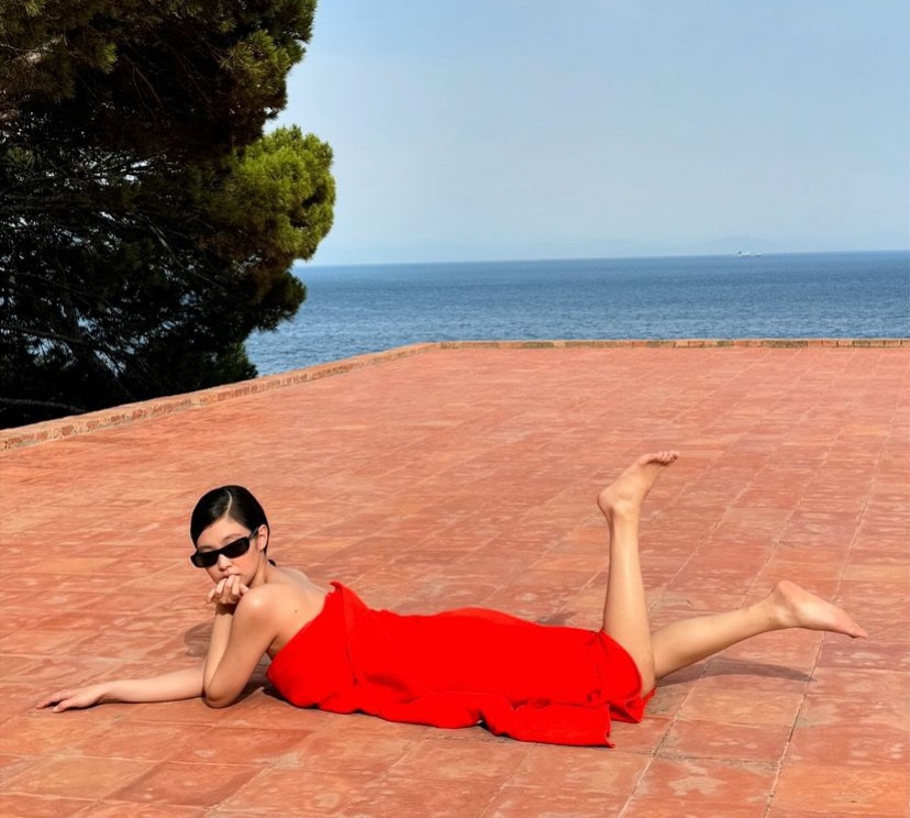 Trước đó không lâu, trang mạng xã hội của thương hiệu này đã đăng tải hình ảnh của Jennie khiến dân tình náo loạn.