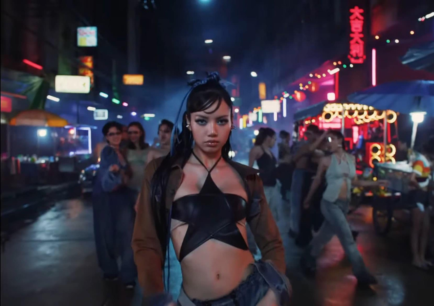 Màn lột xác của Lisa trong ROCKSTAR cho thấy cô không ngần ngại thử sức với nhiều phong cách khác nhau.