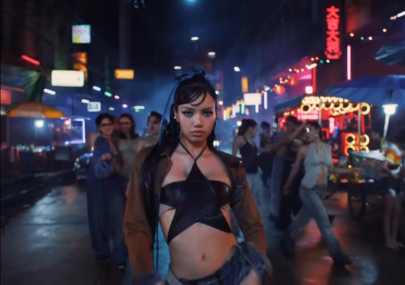 Màn lột xác của Lisa trong ROCKSTAR cho thấy cô không ngần ngại thử sức với nhiều phong cách khác nhau.