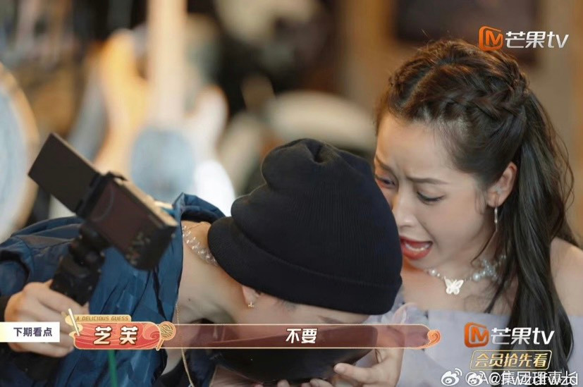 Khoảnh khắc cả hai cùng tranh nhau đồ ăn khiến fan không khỏi ôm bụng cười, thậm chí lọt vào Top 10 bảng Hot Search mục Giải trí trên Weibo. Khoảnh khắc cả hai cùng tranh nhau đồ ăn khiến fan không khỏi ôm bụng cười, thậm chí lọt vào Top 10 bảng Hot Search mục Giải trí trên Weibo.