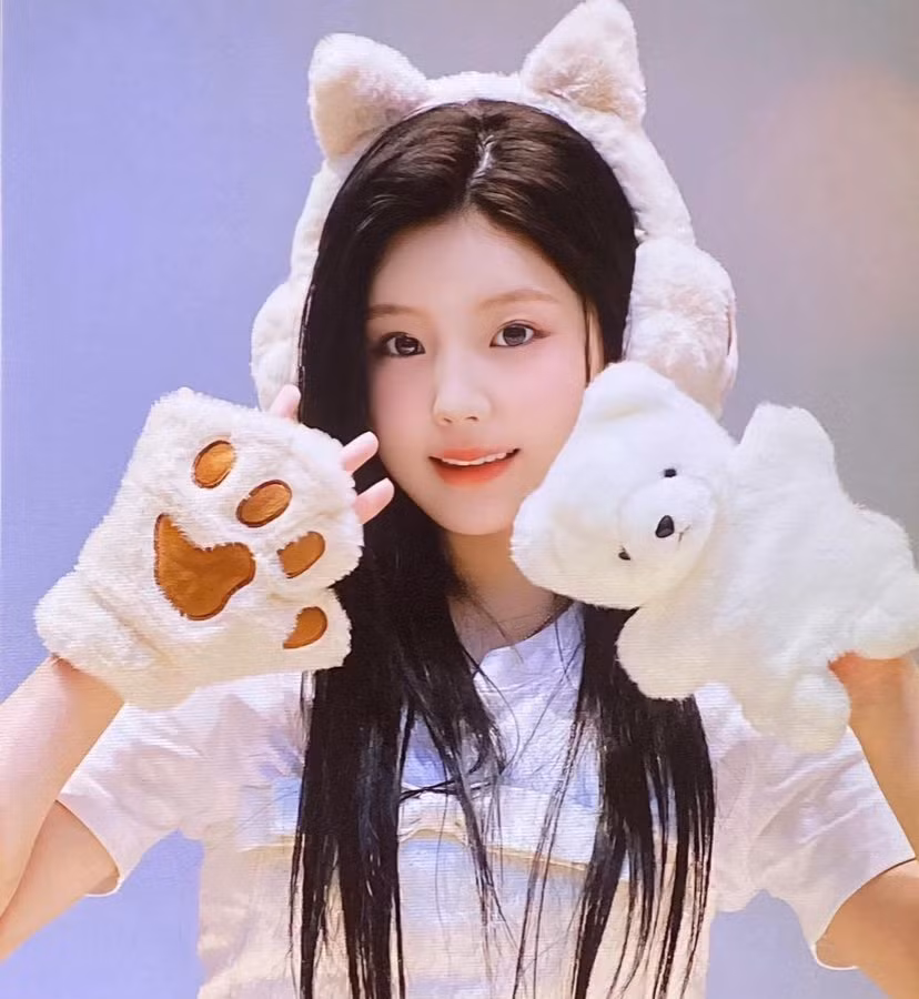 Nụ cười xinh xắn cũng khiến người hâm mộ xao xuyến.