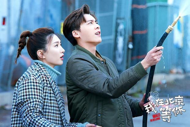 Lý Dịch Phong sánh đôi cùng Giang Sơ Ảnh trong Anh Đợi Em Ở Bắc Kinh. Lý Dịch Phong sánh đôi cùng Giang Sơ Ảnh trong Anh Đợi Em Ở Bắc Kinh.