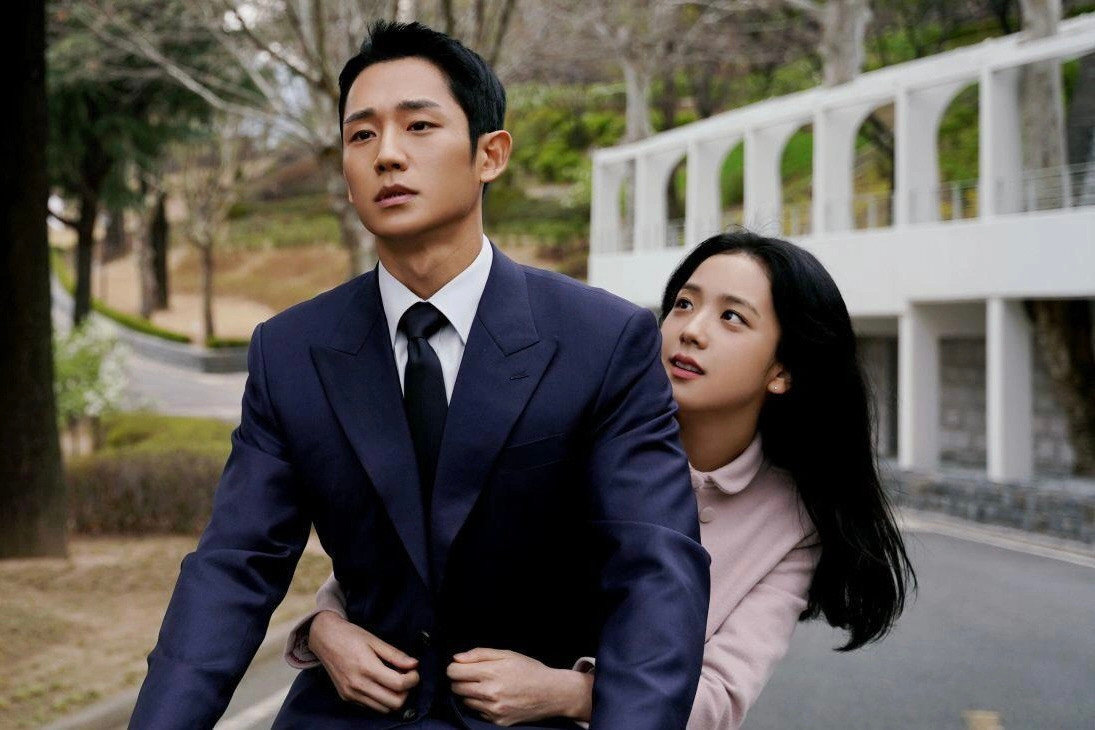 Dù phim không thành công nhưng Jisoo và Jung Hae In vẫn thu về lượng fan couple đông đảo nhờ phản ứng hóa học dễ chịu từ trên phim tới ngoài đời. Dù phim không thành công nhưng Jisoo và Jung Hae In vẫn thu về lượng fan couple đông đảo nhờ phản ứng hóa học dễ chịu từ trên phim tới ngoài đời.