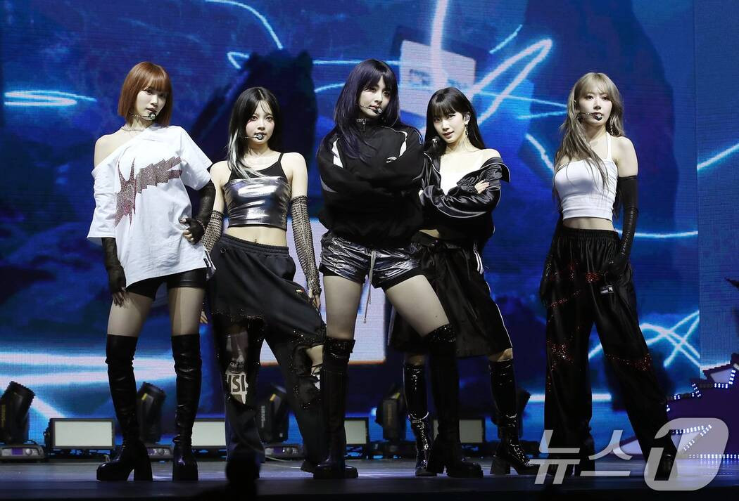 LE SSERAFIM mang đến hình ảnh tràn đầy năng lượng, mạnh mẽ. Ngoại hình của từng thành viên cũng được netizen nhận xét ngày càng "lên hương"