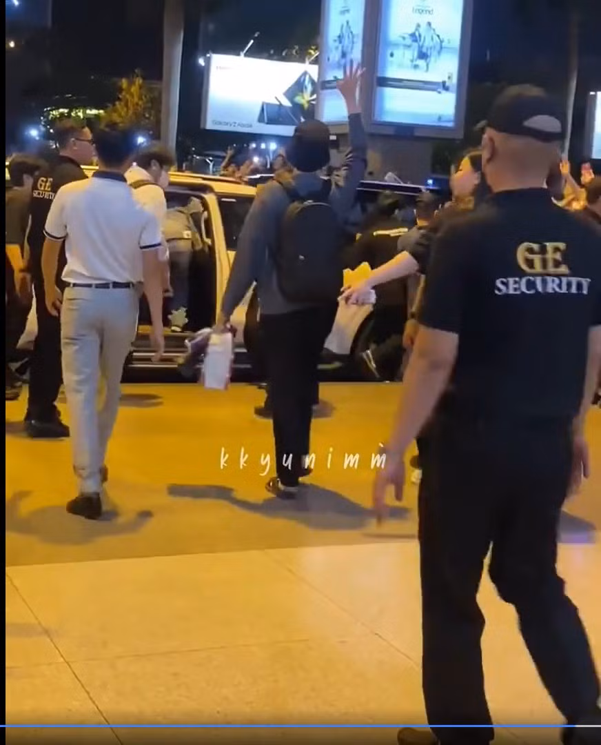 Còn Kyuhyun thì liên tục vẫy tay chào fan suốt đoạn đường từ sân bay cho đến khi lên xe. - Ảnh: kkyunimm