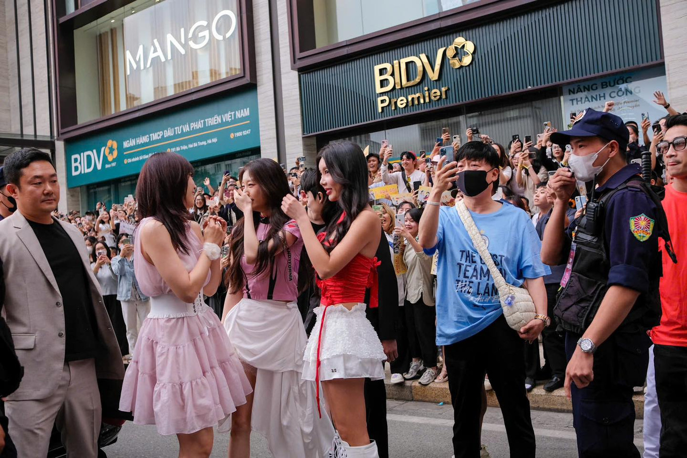 T-ARA cũng không giấu nổi hạnh phúc trước sự ủng hộ từ V-Queen’s. (Ảnh: Vincom) T-ARA cũng không giấu nổi hạnh phúc trước sự ủng hộ từ V-Queen’s. (Ảnh: Vincom)