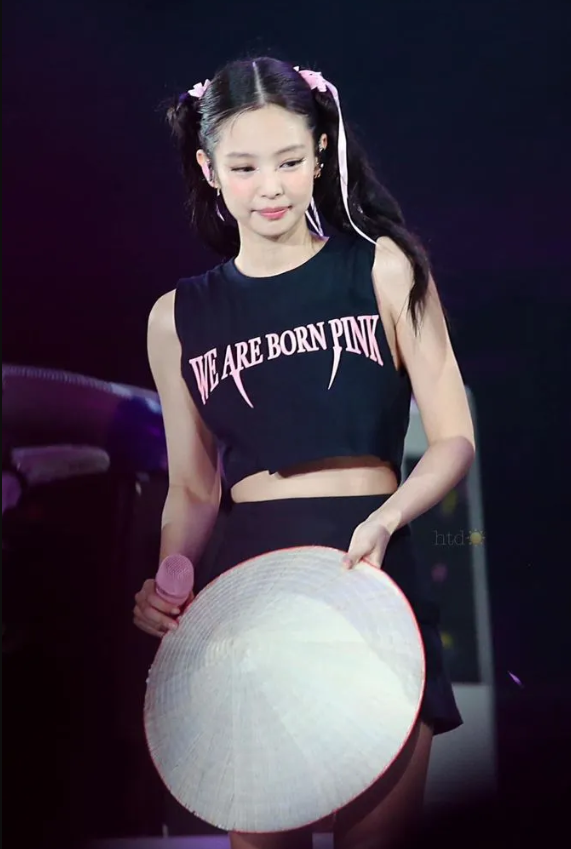 Jennie và chiếc nón lá tại concert ở Hà Nội cuối tháng 7.