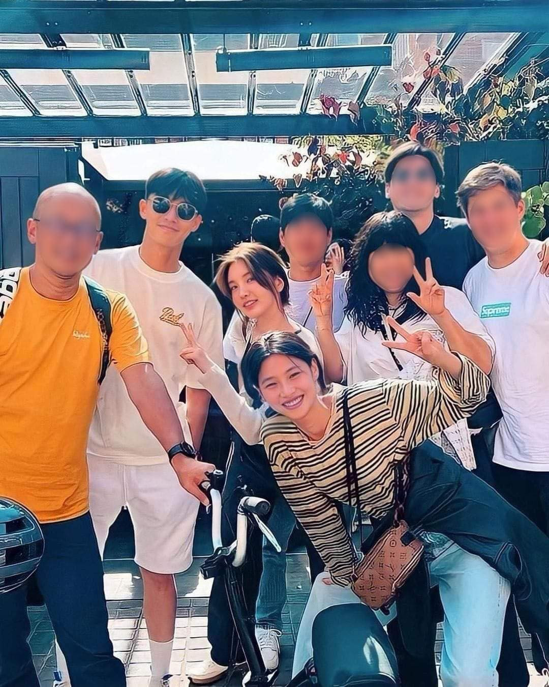 Tin đồn của Park Seo Joon và xooos lần đầu rộ lên vào năm 2022 khi một lãnh đạo của Chanel trụ sở London đăng ảnh chụp chung cùng Park Seo Joon và xooos. Jung Ho Yeon cũng có trong khung hình.