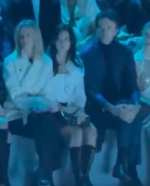 Qua những bức ảnh được ghi lại, cư dân mạng nhanh chóng nhận ra Jisoo được ưu ái ngồi tại hàng ghế đầu cùng Delphine Arnault (CEO Dior) và Antoine Arnault (Phó Chủ tịch của Dior).