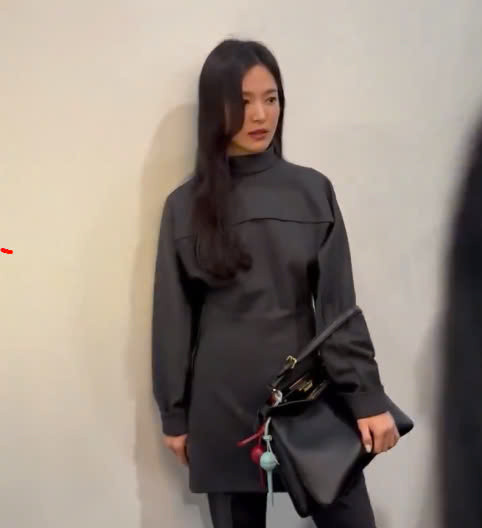 Cô lựa chọn chiếc túi Peekaboo gần 150 triệu đồng cùng hai móc khóa Lollipop mang tính biểu tượng của Fendi. Cô lựa chọn chiếc túi Peekaboo gần 150 triệu đồng cùng hai móc khóa Lollipop mang tính biểu tượng của Fendi.