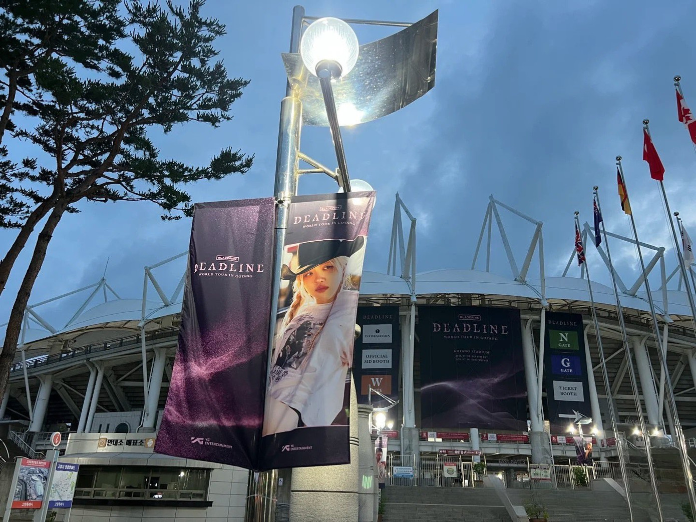 Hình ảnh các cô gái đồng loạt xuất hiện quanh sân vận động Goyang.