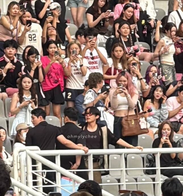 Dù hiếm khi tương tác công khai do lịch trình dày đặc và khác công ty quản lý, các thành viên BTS và BLACKPINK vẫn luôn thể hiện sự tôn trọng và ủng hộ lẫn nhau.