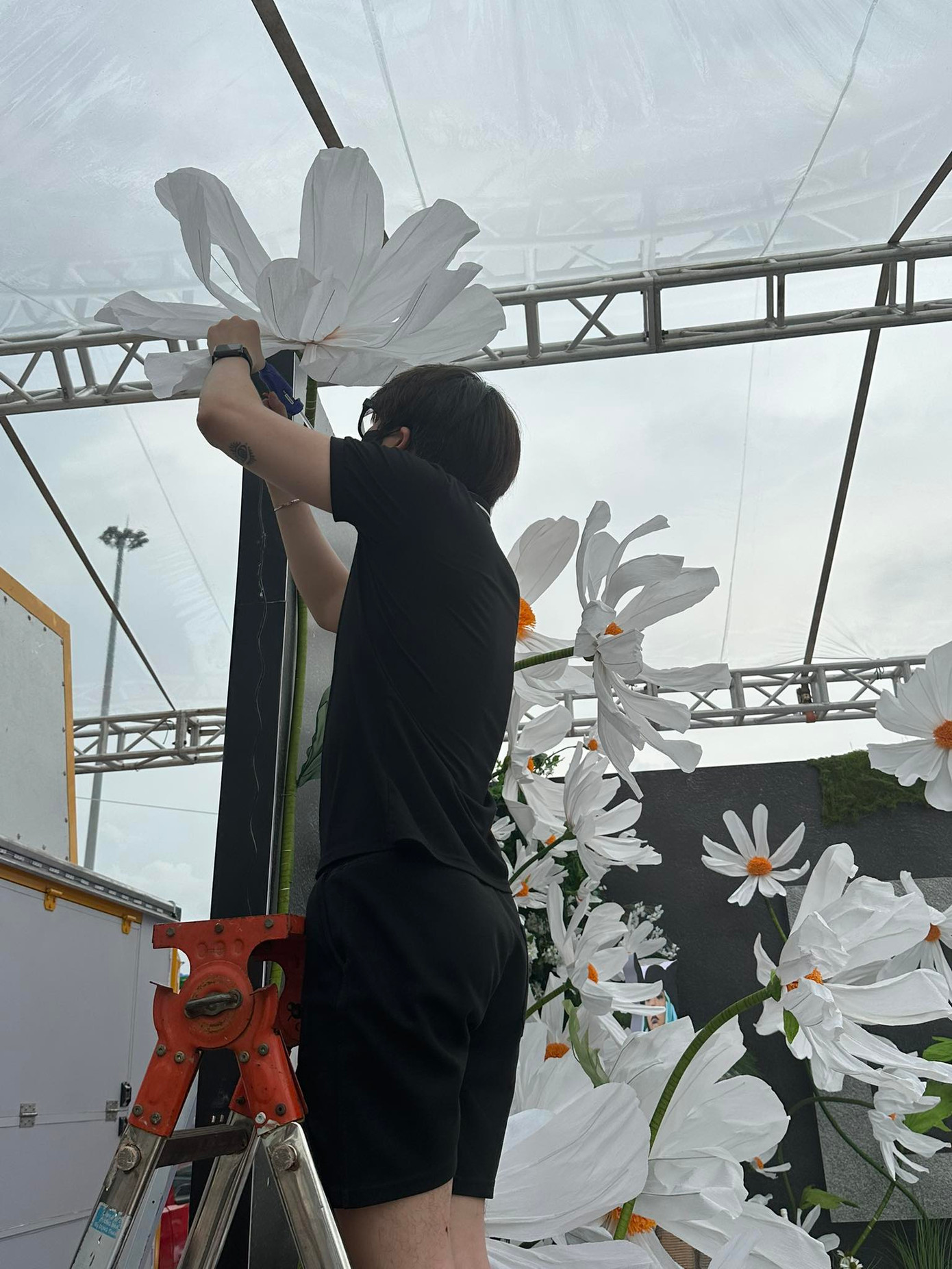 Một số "kiếp nạn" fan gặp phải như lộ trình xe khởi hành muộn so với kế hoạch, trong khi booth chụp ảnh hoa cúc lung linh thì bị mưa lớn làm "tan tác".