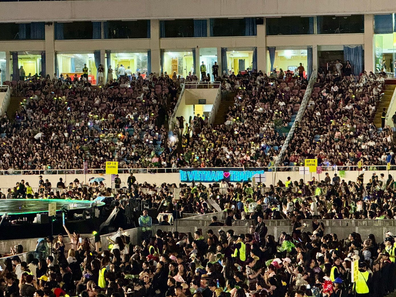 Phía dưới khán đài, không khí bùng nổ khi đám đông liên tục hò reo gọi tên TEMPEST và hết mình "quẩy" theo từng giai điệu sôi động mà nhóm mang đến.