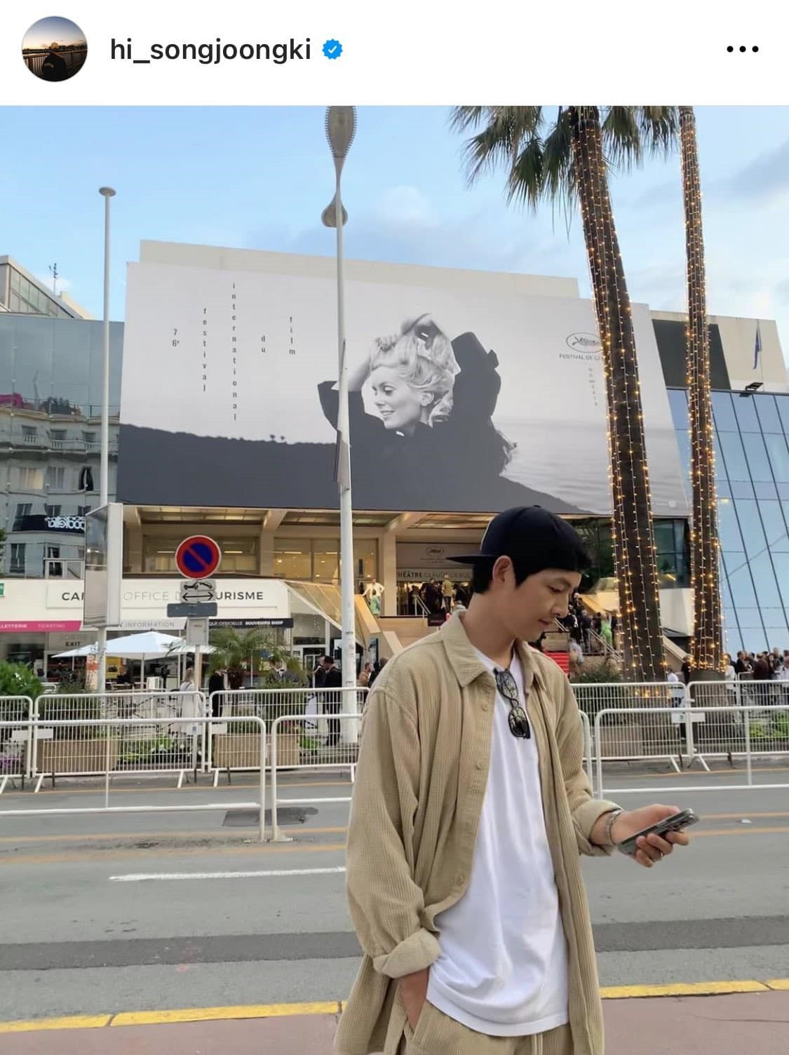 Nam diễn viên giản dị đứng check-in tại Cannes.