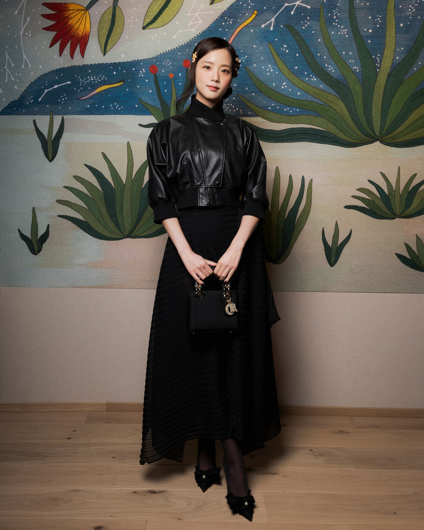 Giọng ca sinh năm 1995 mang tới hình tượng thanh lịch khi diện áo da kết hợp với chân váy xuyên thấu, quần tất đen cùng đôi giày mũi nhọn Adiorable.