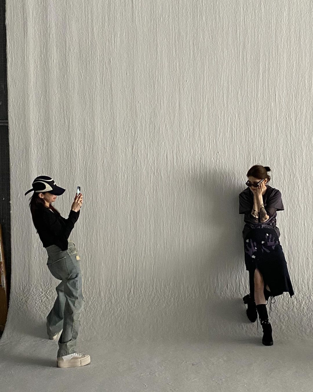 Qua những bài đăng trên mạng xã hội và các hình ảnh tương tác thường ngày, có thể thấy Han So Hee có mối quan hệ thân thiết với nữ diễn viên Jeon Jong Seo. Qua những bài đăng trên mạng xã hội và các hình ảnh tương tác thường ngày, có thể thấy Han So Hee có mối quan hệ thân thiết với nữ diễn viên Jeon Jong Seo.