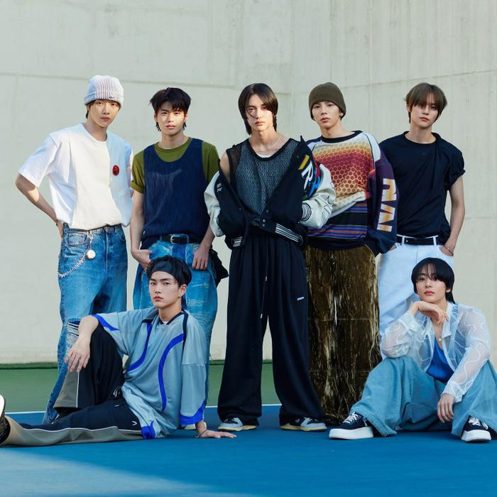 Không chỉ cư dân mạng ở Hàn Quốc mà người hâm mộ từ các quốc gia khác cũng phản đối kịch liệt việc nam thần tượng sinh năm 2003 trở lại. Không chỉ cư dân mạng ở Hàn Quốc mà người hâm mộ từ các quốc gia khác cũng phản đối kịch liệt việc nam thần tượng sinh năm 2003 trở lại.