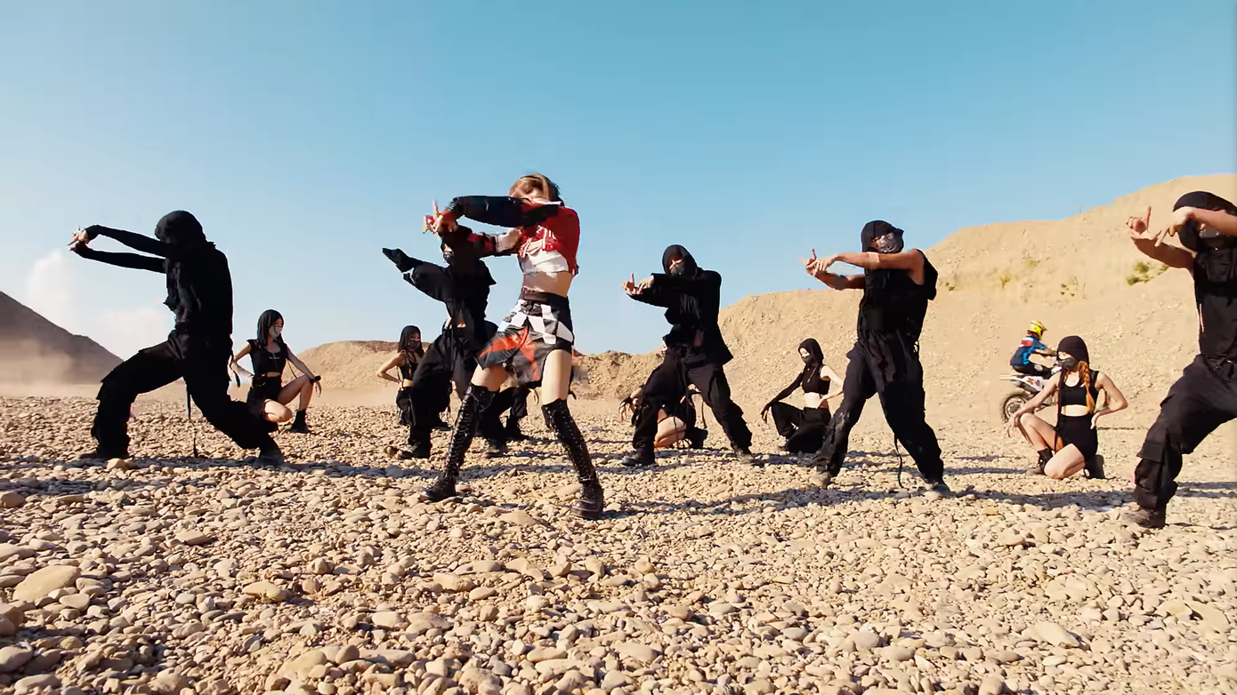 giống động tác đoạn điệp khúc mang tính biểu tượng của LALISA.