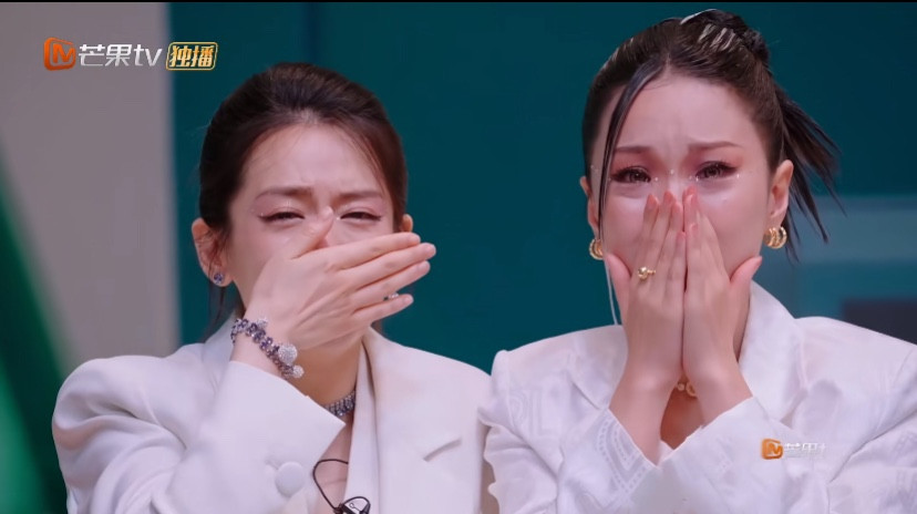 Một số chị đẹp ở hậu trường đã bật khóc nức nở do một phần vì cảm động bởi nội dung bài hát mà team Suni Hạ Linh mang lại. Một số chị đẹp ở hậu trường đã bật khóc nức nở do một phần vì cảm động bởi nội dung bài hát mà team Suni Hạ Linh mang lại.