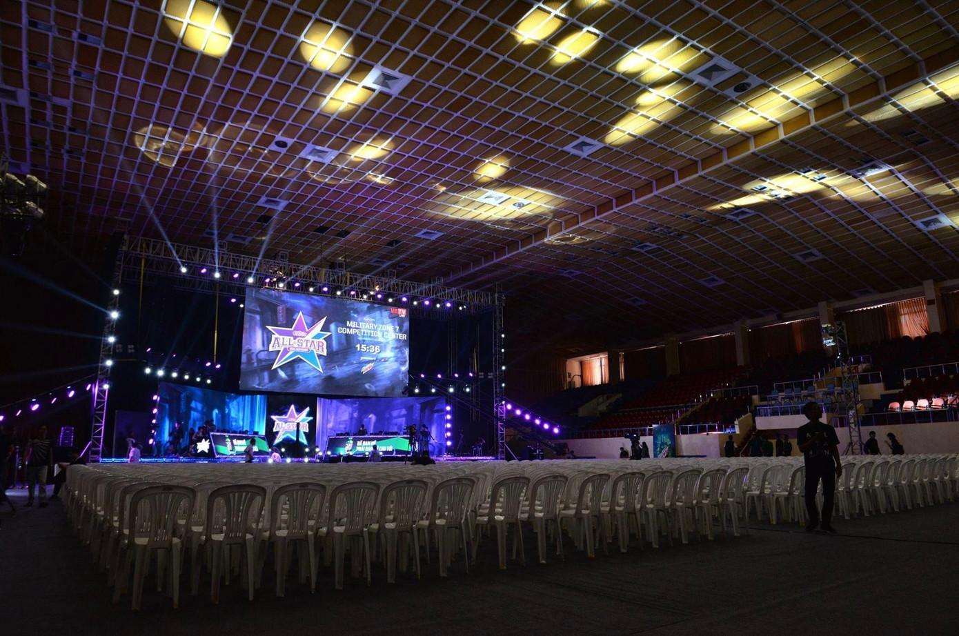 Sức chứa của Nhà thi đấu Quân khu 7 được nhiều người cho là "quá cỡ" với khả năng lấp sân của fan Việt đối với Kim Seon Ho. (Nguồn ảnh: FB Kim Seon Ho 김선호 Vietnam Fanpage) Sức chứa của Nhà thi đấu Quân khu 7 được nhiều người cho là "quá cỡ" với khả năng lấp sân của fan Việt đối với Kim Seon Ho. (Nguồn ảnh: FB Kim Seon Ho 김선호 Vietnam Fanpage)