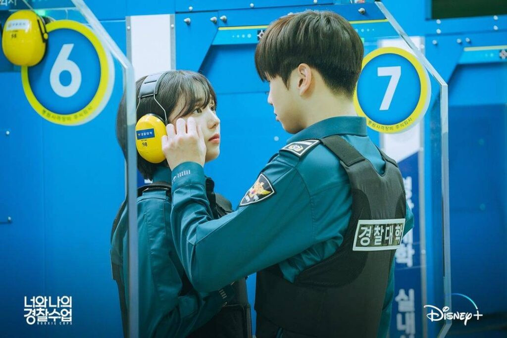 Chae Soo Bin và Kang Daniel từng gây sốt một thời với mối tình tại học viện cảnh sát trong Rookie Cops (Cảnh Sát Tân Binh). Chae Soo Bin và Kang Daniel từng gây sốt một thời với mối tình tại học viện cảnh sát trong Rookie Cops (Cảnh Sát Tân Binh).