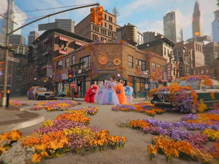 Người hâm mộ được phen mãn nhãn với MV “toả ra mùi tiền” với bối cảnh và kỹ xảo. Người hâm mộ được phen mãn nhãn với MV “toả ra mùi tiền” với bối cảnh và kỹ xảo.