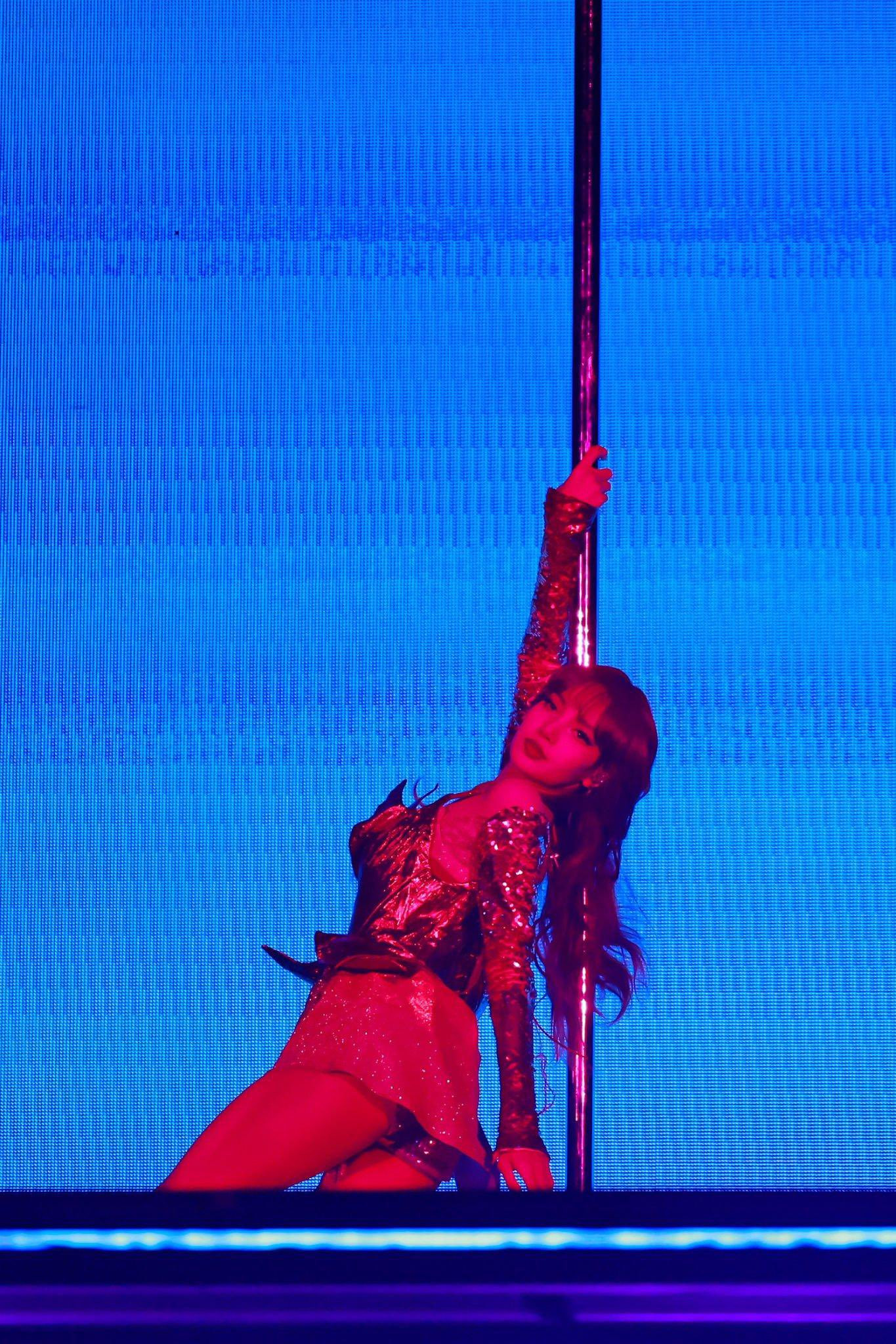 Lisa mở màn sân khấu solo bằng điệu múa cột cực chất. Lisa mở màn sân khấu solo bằng điệu múa cột cực chất.